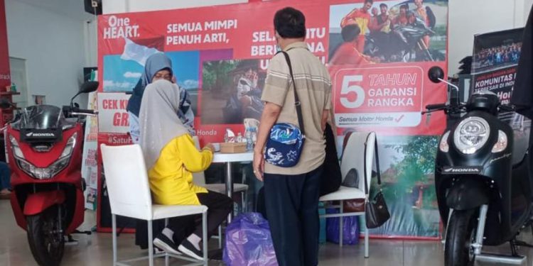 Trio Motor Martapura, salah satu Dealer resmi Honda di Kalsel menghadirkan kegiatan Cek Kesehatan Gratis yang diselenggarakan d area showroom. (foto : istimewa)