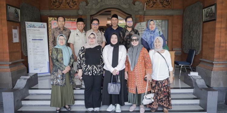 Pansus IV DPRD Kalsel saat melaksanakan kunjungan kerja ke Bapenda Bali.(foto : istimewa)