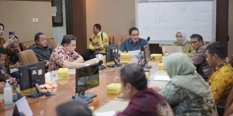 Pansus III DPRD Kalsel membahas Raperda tentang RPJPD Kalsel 2025–2045 ketika studi komparasi ke Bappeda Jabar. (foto : istimewa)