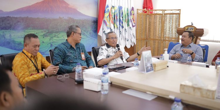 Pansus Raperda DPRD Kalsel mendatangi PT JBM (Perseroda) untuk menyerap informasi dalam upaya percepatan perubahan bentuk hukum Jamkrida Kalsel. (foto : istimewa)