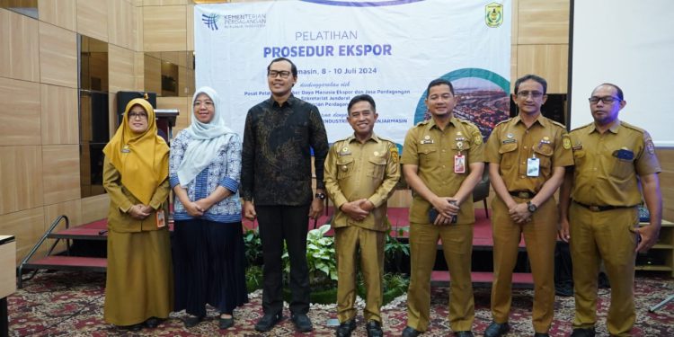 Wakil Walikota Banjarmasin H Arifin Noor foto bersama di sela kegiatan sosialisasi. (foto : shn/seputaran)