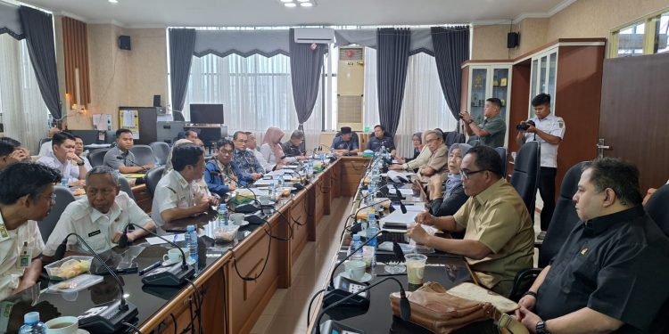 RDP terkait persoalan lahan gedung DPRD Kalsel di Banjarbaru. (foto : istimewa)