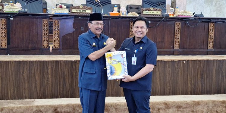 Ketua DPRD Kalsel H Supian HK bersama Sekdaprov Kalsel Roy Rizali Anwar saat tunjukan dokumen rancangan KUA/PPAS Kalsel 2025. (foto : istimewa)