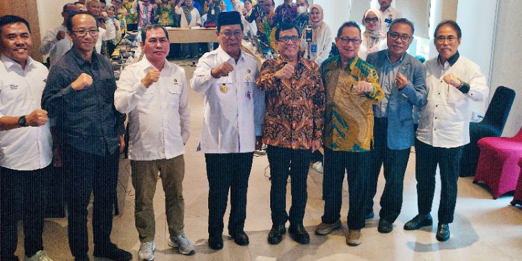 Gubernur Kalsel H Sahbirin Noor atau Paman Birin foto bersama dengan pihak PWI dan pemateri. (foto : istimewa)