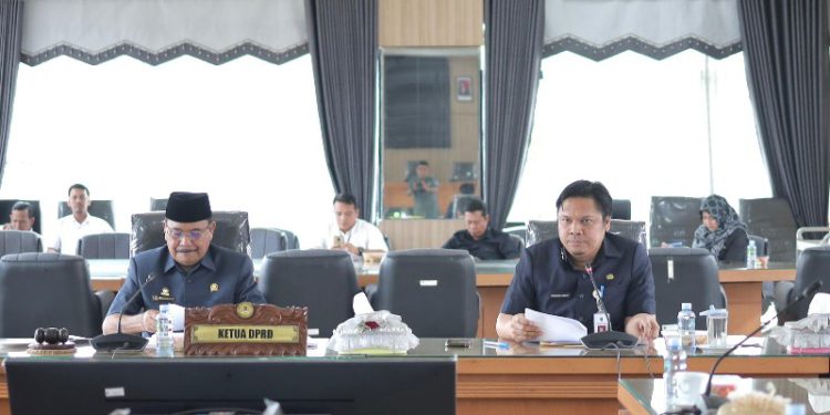 Ketua DPRD Kalsel H Supian HK bersama Sekda Provinsi Kalsel Roy Rizali Anwar memimpin Rapat Rancangan KUA dan Rancangan PPAS 2025 melalui Banggar DPRD dengan TAPD Kalsel. (foto : istimewa)