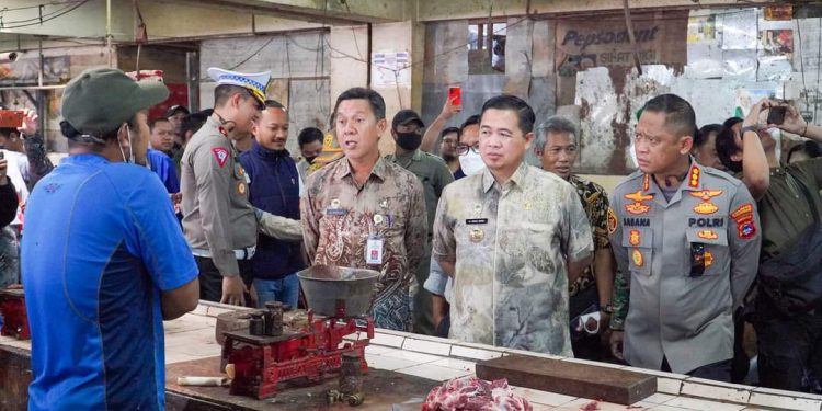 Walikota Banjarmasin H Ibnu Sina saat pantau harga di pasar dalam rangka pengendalian inflasi. (foto : shn/seputaran)