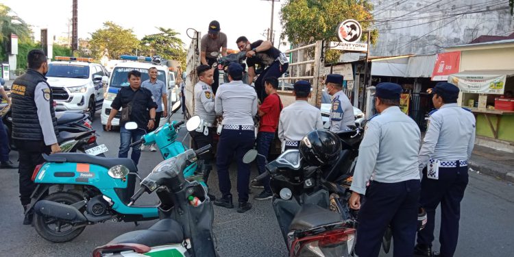 Puluhan motor kena tindak saat giat di muara jalan Simpang Ulin. (foto : shn/seputaran)