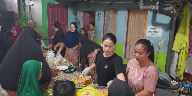 Pihak panitia saat membagikan bubur Asyura kepada warga. (foto : shn/seputaran)