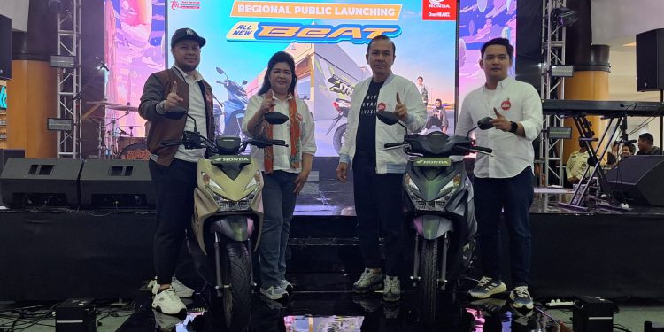 Direktur Marketing PT Trio Motor Antonius Silitonga beserta jajarannya Resmi Luncurkan All New Honda BeAt kepada pengunjung Duta Mall Banjarmasin. (foto : istimewa)