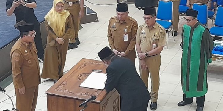 Walikota Banjarmasin H Ibnu Sina saat memimpin proses pelantikan dan pengambilan sumpah jabatan kepala SKPD. (foto : shn/seputaran)