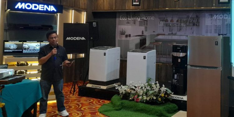 Branch Manager Modena area Kalselteng Hamberani saat perkenalkan produk Modena konsep eco living home. (foto : shn/seputaran)