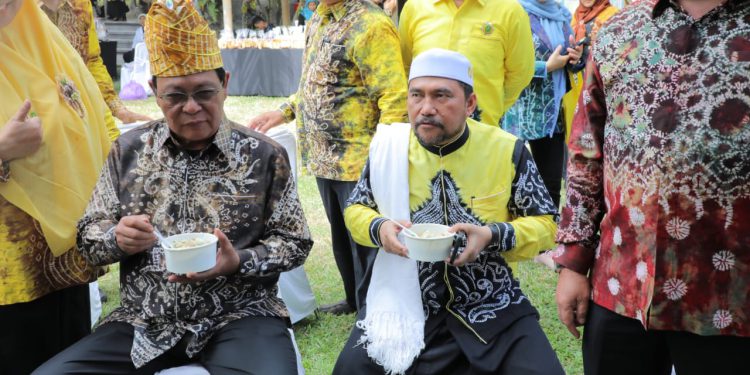 Gubernur Kalsel H Sahbirin Noor atau Paman Birin saat menyantap makanan produk UMKM KBB di Bali. (foto : adpim Kalsel)