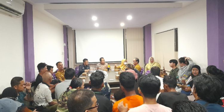 Disperdagin Banjarmasin dan pihak pedagang Pasar Lima yang terdampak kebakaran saat menggelar pertemuan. (foto : shn/seputaran)