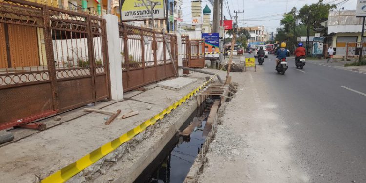 Salah satu drainase yang dikerjakan Dinas PUPR Banjarmasin. (foto : shn/seputaran)