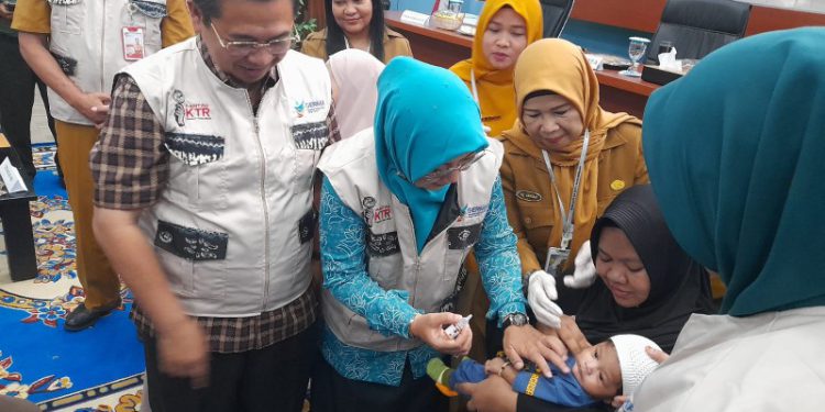 Walikota Banjarmasin H Ibnu Sina mendampingi istri Hj Siti Wasilah (Ketua TP PKK Banjarmasin) saat memberikan polio kepada anak. (foto : shn/seputaran)