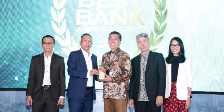 Direktur Utama Bank Kalsel Fachrudin saat menerima penghargaan. (foto : Bank Kalsel)