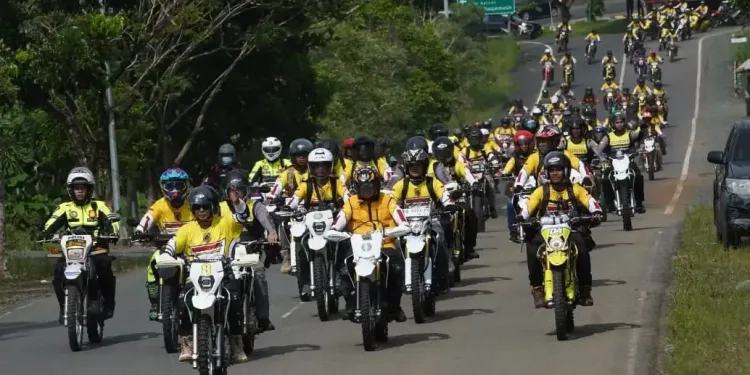 Gubernur Kalsel H Sahbirin Noor bersama rombongan saat memulai Turdes ke-10. (foto : adpim Kalsel)