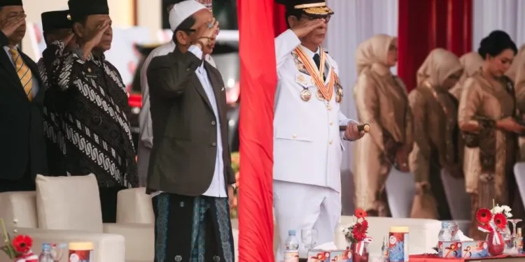 Gubernur Kalsel H Sahbirin Noor atau Paman Birin saat hadiri peringatan HUT Bhayangkara ke-78 di Lapangan Satbrimobda Polda Kalsel. (foto : Adpim Kalsel)