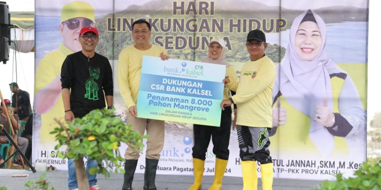 Penyerahan bantuan Bank Kalsel berupa 8.000 bibit mangrove. (foto : istimewa)