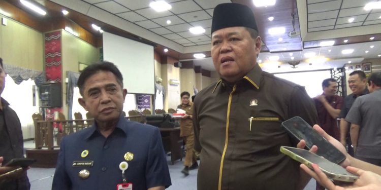 Wakil Ketua DPRD Banjarmasin Matnor Ali dan Wakil Walikota Banjarmasin H Arifin Noor saat diwawancarai usai penyampaian KUA/PPAS 2025. (foto : sna/seputaran)