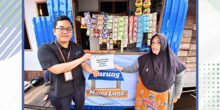 Penyerahan bantuan tambahan modal usaha yang diterima Janah. (foto : istimewa)