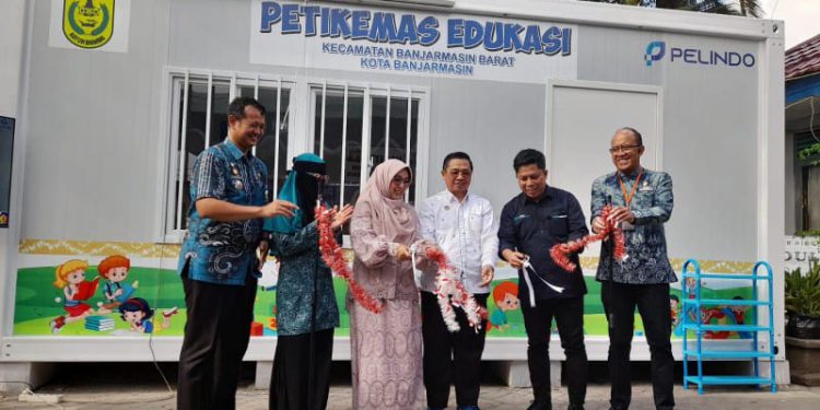 enyerahan Petikemas Edukasi kepada Walikota Banjarmasin H Ibnu Sina.