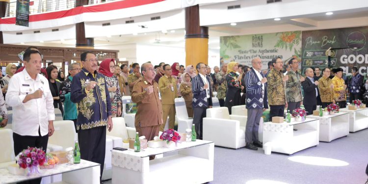 Ketua DPRD Kalsel Dr (HC) H Supian HK saat menghadiri puncak acara Pamer Borneo 2024 di Atrium Duta Mall Banjarmasin. (foto : istimewa)