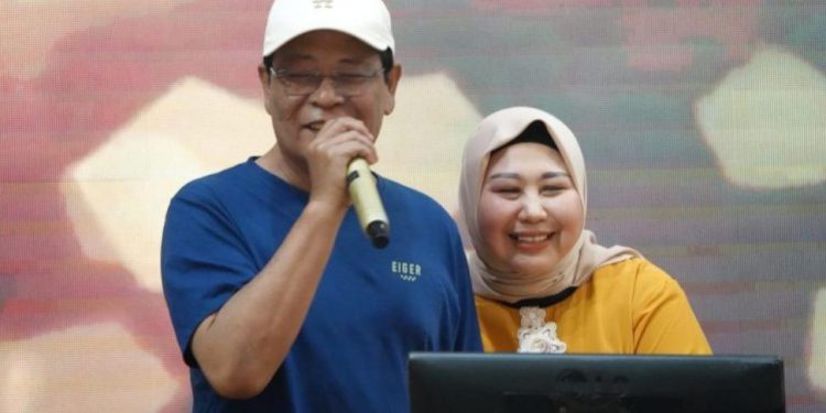 Gubernur Kalsel H Sahbirin Noor atau Paman Birin duet nyanyi dengan istri Hj Raudatul Jannah disapa Acil Odah (Ketua TP PKK Kalsel dan Kadis Kesehatan Kalsel). (foto : istimewa)