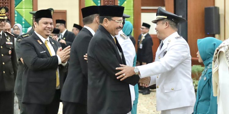 Ketua DPRD Kalsel H Supian HK hadiri dan bersalaman di sela pelantikan Pj Bupati dan Penjabat Ketua Tim Penggerak PKK Batola dan HSS. (foto : istimewa)