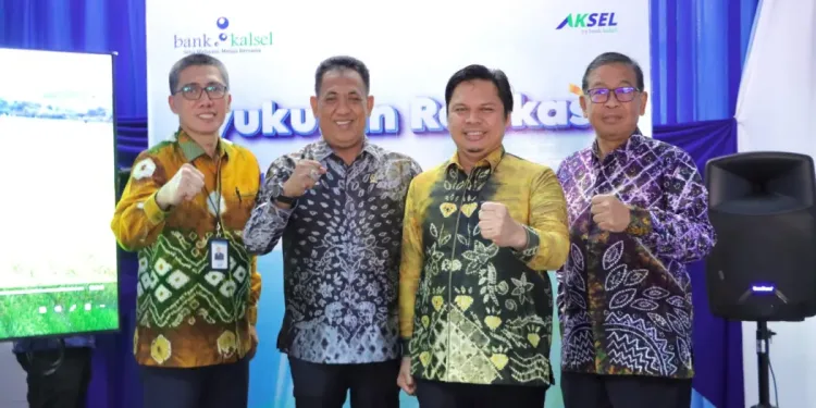 Foto bersama di sela syukuran relokasi kantor Bank Kalsel. (foto : istimewa)