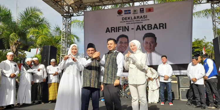 Bakal pasangan calon Walikota dan Wakil Walikota Banjarmasin H Arifin Noor - Supian Akbari saat menggelar deklarasi pencalonan di Taher Square. (foto : shn/seputaran)