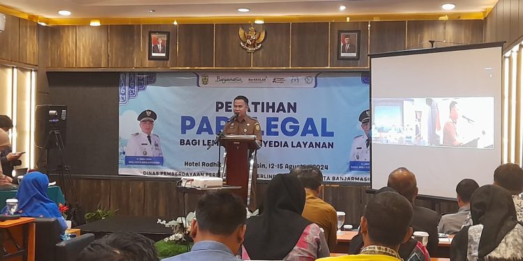 Sekda Kota Banjarmasin Ikhsan Budiman saat sambutan pada pelatihan paralegal. (foto : shn/seputaran)