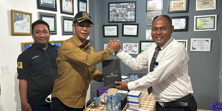 Wakil Ketua Komisi II DPRD Kalsel Muhammad Yani Helmi saat jabat tangan Kepala Kantor Bank Kalsel Cabang Batulicin Teguh Indra Bayu. (foto : istimewa)