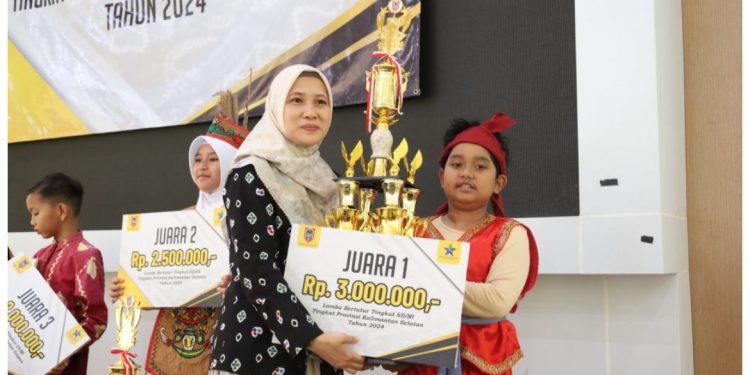 Moch Abbey Al Demashqi saat menerima piagam penghargaan juara I Lomba Bertutur Dispersip Kalsel.