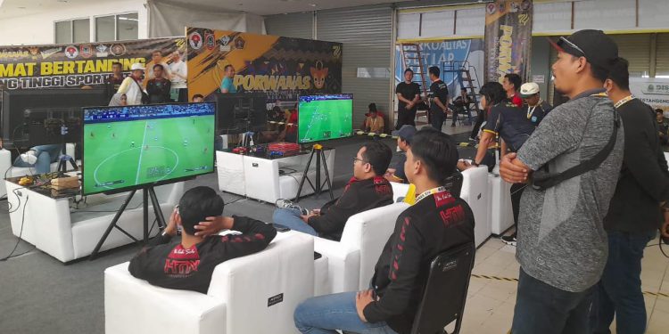 Para peserta saat bertanding e-sport pada Porwanas di Kalsel.