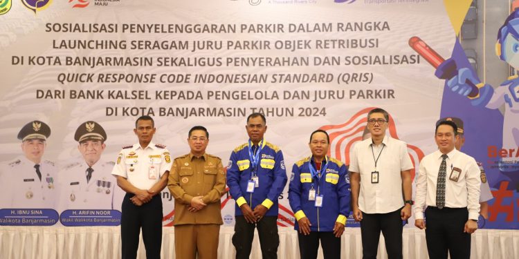 Dirut Bank Kalsel Fachrudin (kanan) saat berfoto bersama Walikota Banjarmasin H Ibnu Sina di sela kegiatan. (foto : istimewa)