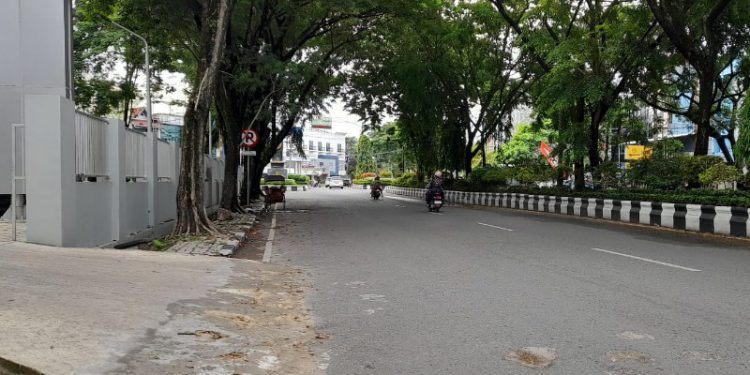 Tratoar dan Drainase di jalan ini akan dibenahi. (foto : shn/seputaran)