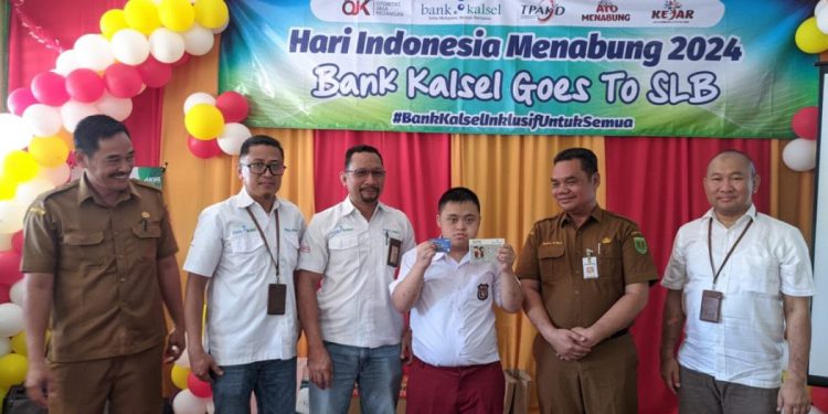 Penyerahan buku tabungan simpel Bank Kalsel kepada salah satu peserta didik SLB Tabalong. (foto : istimewa)