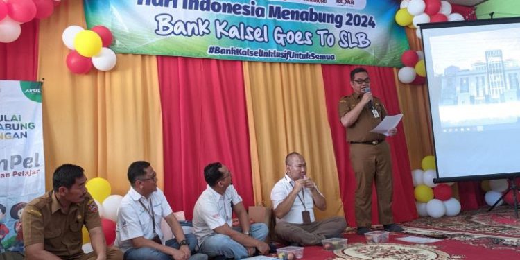 Asisten Perekonomian dan Pembangunan Setda Kabupaten Tabalong mewakili Pj Bupati saat sambutan dan mengapresiasi Bank Kalsel dan OJK. (foto : istimewa)