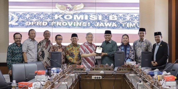 Komisi II DPRD Kalsel melaksanakan studi komparasi ke DPRD Jatim. (foto : istimewa)