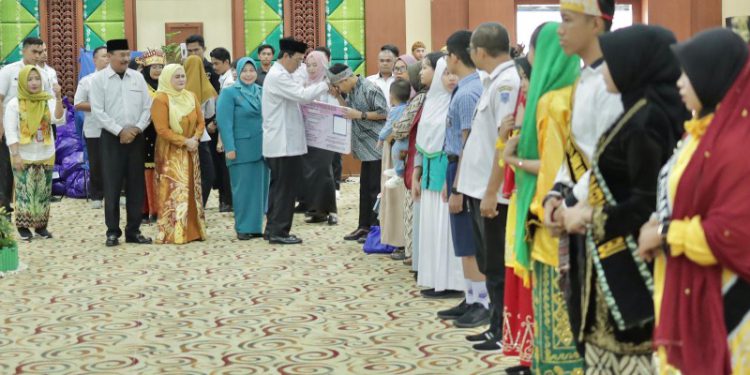 Ketua DPRD Kalsel Dr (HC) H Supian HK bersama Istri Hj Farida Supian HK hadiri peringatan HAN ke-40 2024 di Gedung KH Idham Chalid. (foto : istimewa)