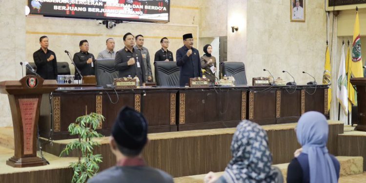 Ketua DPRD Kalsel H Supian HK memimpin rapat paripurna penyamaian rancangan KUPA - PPAS APBD Kalsel 2024, dihadiri Sekdaprov  Kalsel Roy Rizali Anwar. (foto : istimewa)