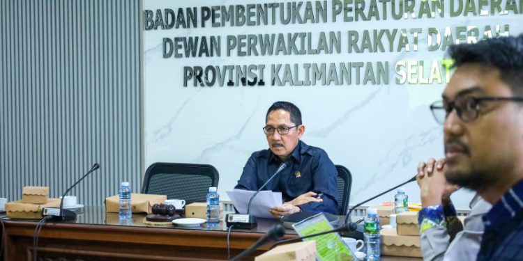 Anggota BP Perda H Abidinsyah memimpin rapat koordinasi dan harmonisasi usulan Raperda tentang Mars Bergerak. (foto : istimewa)