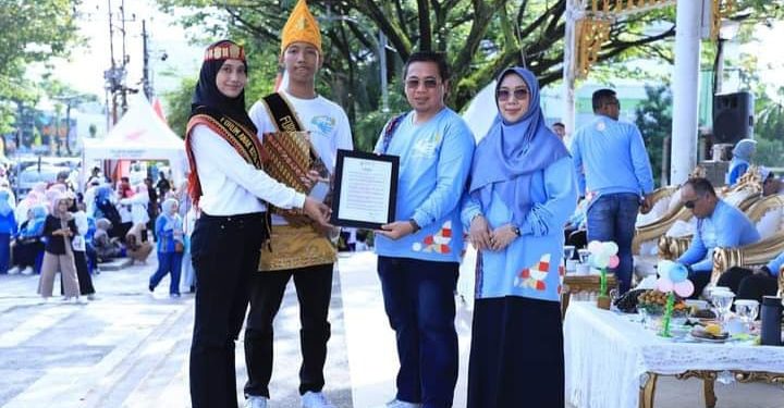 Walikota Banjarmasin H Ibnu Sina saat memberikan penghargaan kepada anak yang berprestasi pada peringatan HAN. (foto : shn/seputaran)