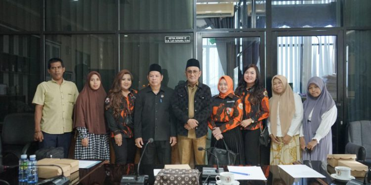 Srikandi Pemuda Pancasila Kalsel foto bersama xdnva 
Komisi IV DPRD Kalsel. (foto : istimewa)