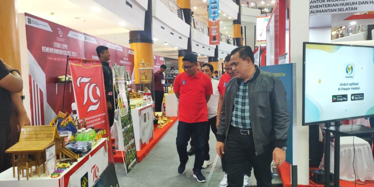 Kepala Kanwil Kemenkumham Kalsel Taufiqurrakhman saat meninjau kegiatan Kemenkumham Legal Expo di atrium Duta Mall Banjarmasin. (foto : istimewa)