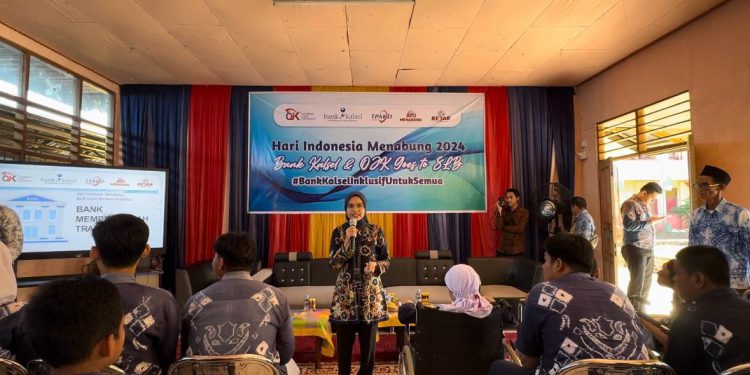 Salah satu pemateri saat memberikan literasi keuangan kepada penyandang disabilitas. (foto : istimewa)