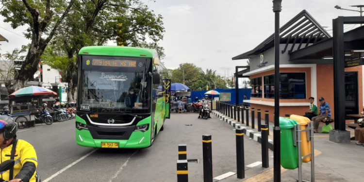 Bus Trans Banjarmasin yang kini dikenakan tarif dari sebelumnya gratis. (foto : shn/seputaran)