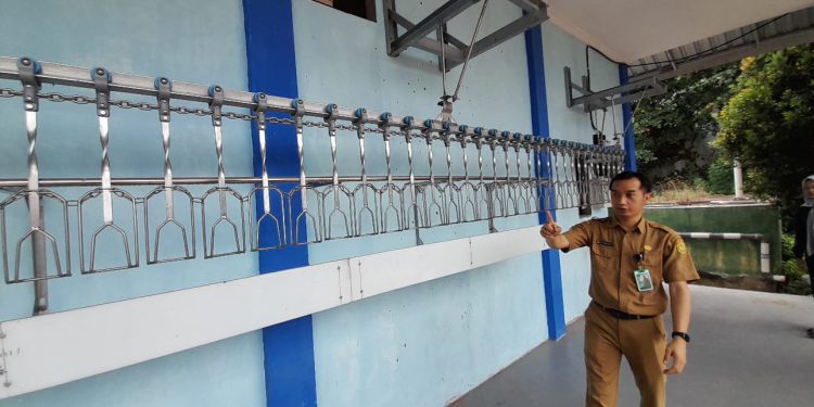 Kepala UPT Rumah Potong Hewan (RPH) Basirih drh Annang Dwijatmiko saat menunjukan bangunan RPU modern. (foto : shn/seputaran)