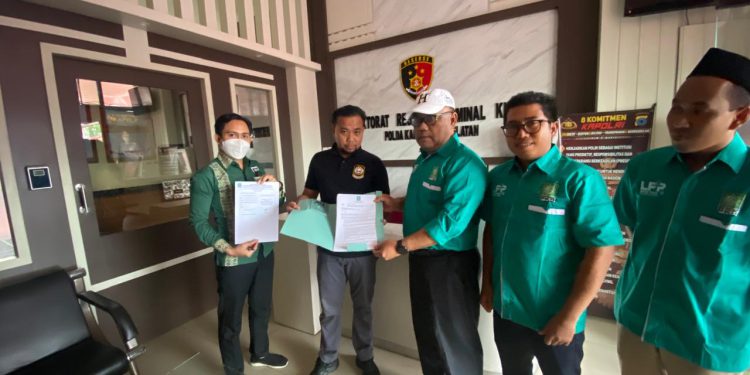 Ketua DPW PKB Kalsel Hormansyah saat laporkan eks Sekjen PKB Lukman Edy ke Polda Kalsel. (foto : istimewa)